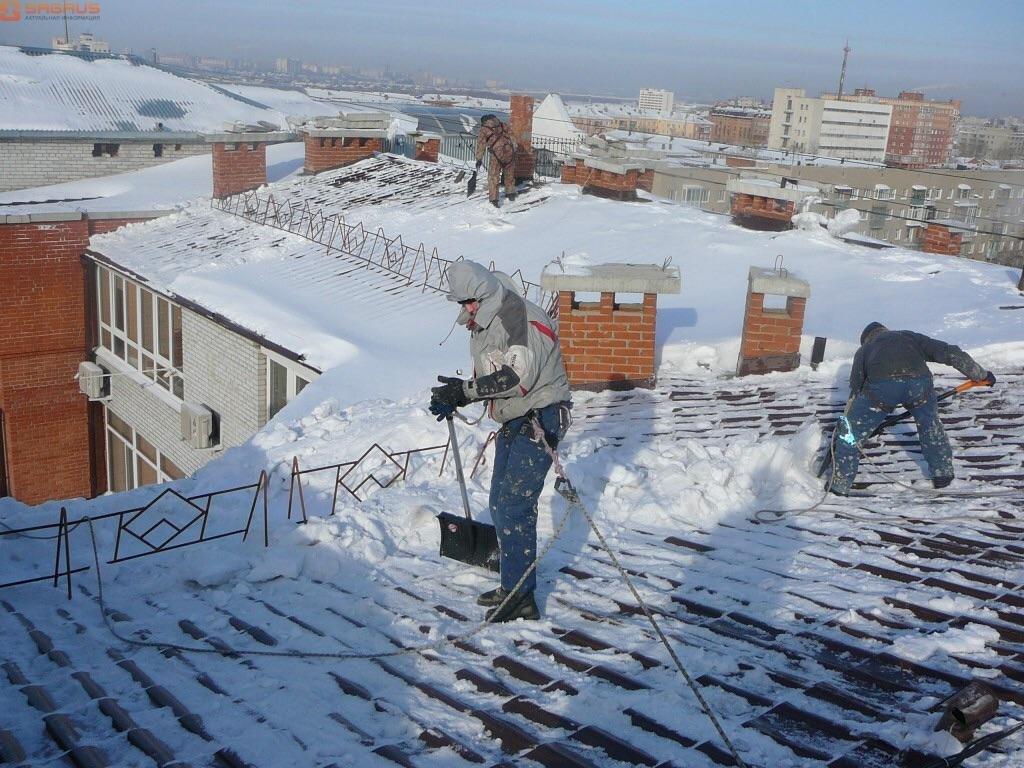 Уборка снега крыш домов. Уборка снега с крыш. Очистка крыш от снега. Чистка крыши от снега. Чистилка для крыш от снега.